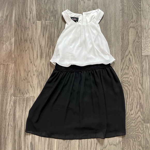 White and Black Dress - Picture 1 of 2